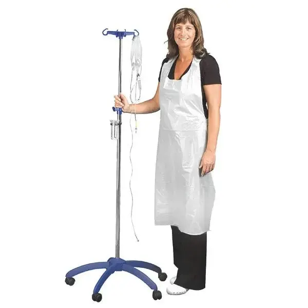 Eine Frau in schwarzer Kleidung lächelt, während sie eine Infusionsstange hält. Sie trägt die Altruan Clinhand Damen-Einmalschürzen, 120cm (50 Stück). Die weiße Einwegschürze hebt sich von dem schlichten Hintergrund ab.