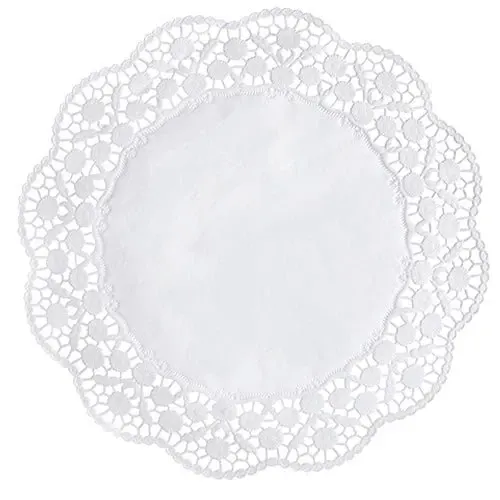 Die PAPSTAR GmbH Tortenspitzen rund Ø 36 cm, weiß (12 Stück, Schrumpffolie) zeichnen sich durch einen unifarbenen Kern und einen spitzenartigen, floralen Wellenrand aus - ideal als elegante Kuchendeckchen oder zur Tortendekoration, hier von oben auf unifarbenem Untergrund.