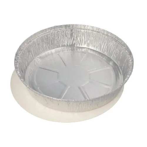 Eine runde, leere Starpak 25 Schalen-Aluminiumpfanne mit PP-beschichtetem Einsatzdeckel steht auf einer schlichten weißen Fläche, ideal für Catering oder Take-away-Gerichte.