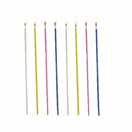 Acht PAPSTAR Spaghettikerzen, farbig sortiert (Ø 3 mm, 16,5 cm), in grau, gelb, rosa und blau von der PAPSTAR GmbH, stehen beleuchtet in einer vertikalen Reihe auf weißem Hintergrund.