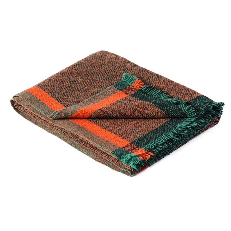 INTEGRATE THROW THINKING - rote Tagesdecke - 180x140 cm - 100% Merino Wolle | Cristian Zuzunaga