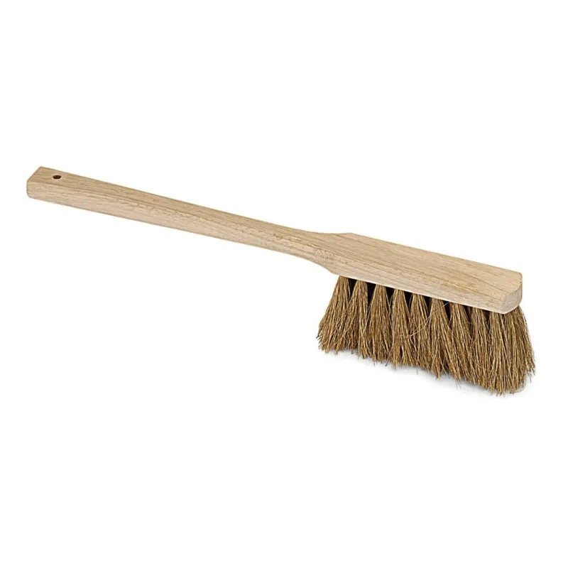 Der Nölle Profi Brush Langstielhandfeger (43 cm) aus Natur-Kokos mit Holzgriff und Aufhängeloch von Nölle Profi Brush Bürsten- & Pinseltechnik e.K., vor weißem Hintergrund, überzeugt durch dicht gebündelte braune Kokosfasern.