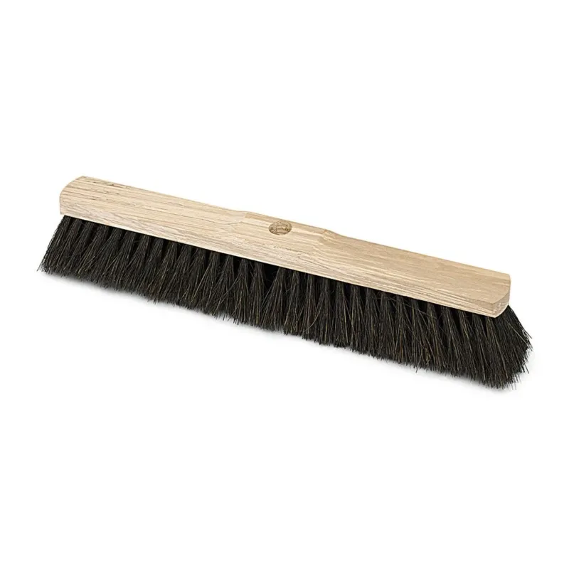 Der Nölle Profi Brush Saalbesen Arenga Sattelholz mit Stielloch Besenkopf von Nölle Profi Brush Bürsten- & Pinseltechnik e.K. zeichnet sich durch schwarze Borsten und einen hellen Holzblock aus, der ohne Stiel vor weißem Hintergrund abgebildet ist.