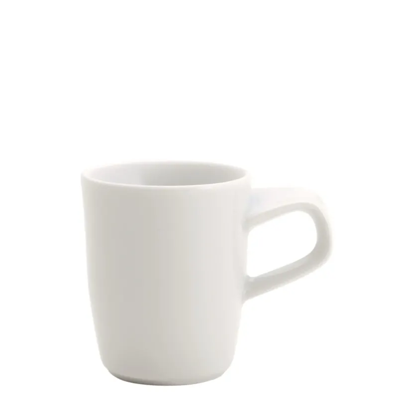 Weißer Kaffeebecher aus Keramik auf hellem Hintergrund. Der Becher hat eine schlichte, moderne Form und einen stabilen Henkel. Die Innenseite ist ebenfalls weiß und der Becher ist leer. Ideal für Heißgetränke wie Kaffee oder Tee.