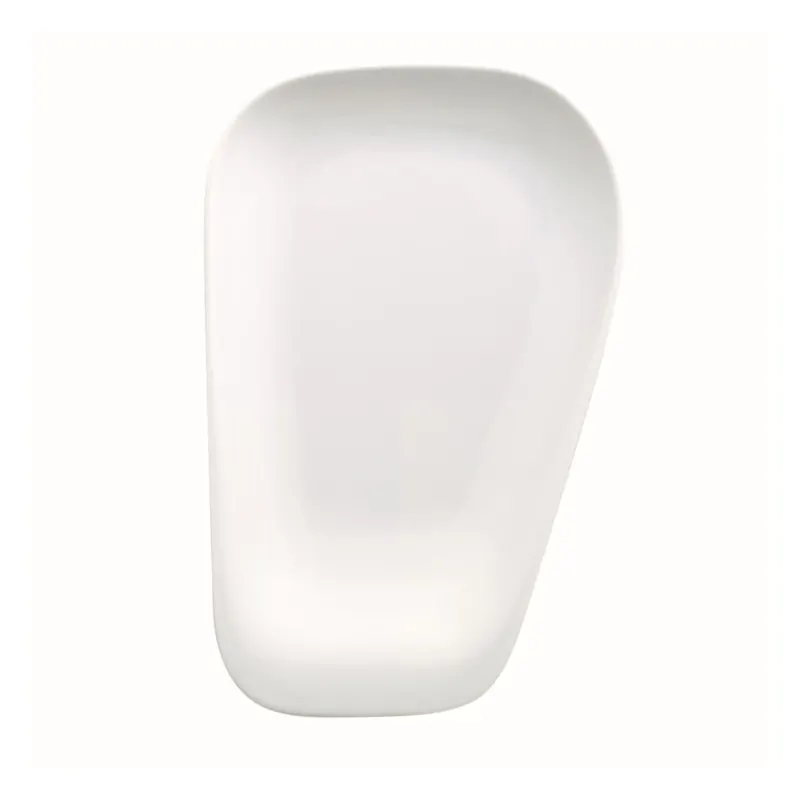 Ein schlichtes, weißes, ovales Geschirrteil mit glatter Oberfläche und leicht abgerundeten Kanten. Die Form ist modern und elegant, ideal für den täglichen Gebrauch oder besondere Anlässe. Die glatte, glänzende Textur des Materials reflektiert Licht und verleiht dem Objekt einen zeitlosen Charakter.