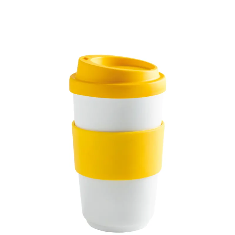 Ein wiederverwendbarer Kaffeebecher mit einer weißen Keramikkörper und einem gelben Silikonrand sowie einem gelben Deckel. Der Becher hat eine gerade Form und steht auf einem weißen Hintergrund. Ideal für unterwegs, um heiße Getränke zu transportieren.