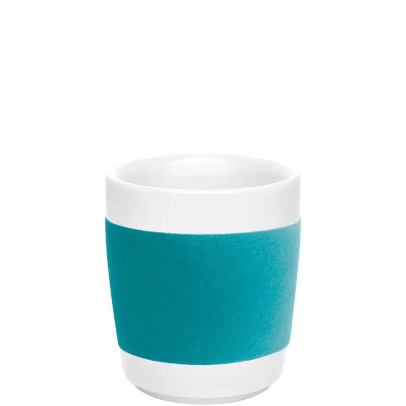 Ein zylindrischer Kaffeebecher aus Keramik, der an der oberen Hälfte weiß und an der unteren Hälfte in einem kräftigen Türkis gestrichen ist. Der Becher hat eine glatte Oberfläche und eine schlichte, moderne Form. Er steht auf einer weißen Unterlage und wirkt elegant und ansprechend. Ideal für heiße Getränke wie Kaffee oder Tee.