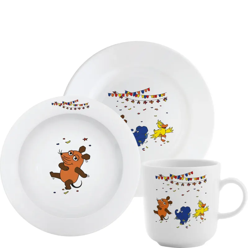 Ein Set aus einem Teller und einer Tasse, beide aus weißem Porzellan mit farbenfrohen Illustrationen. Der Teller zeigt eine tanzende braune Maus unter bunten Fähnchen, während die Tasse eine blaue Maus und einen gelben Vogel zeigt, die ebenfalls unter Fähnchen spielen. Die fröhlichen Designs verleihen dem Geschirr einen verspielten und kindgerechten Charme.