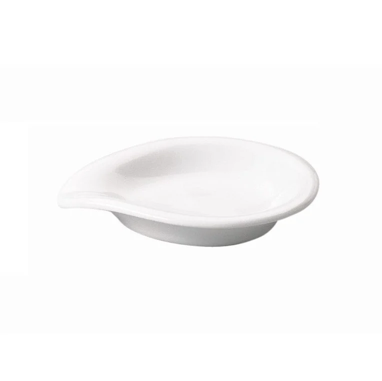Ein schlichtes, runde, weiße Schale aus Keramik mit leicht erhöhtem Rand. Die Schale hat eine glatte Oberfläche und ist unifarben. Sie liegt flach auf einer weißen Unterlage. Die Form eignet sich gut für Dips oder Snacks und strahlt eine minimalistische Eleganz aus.