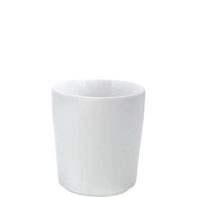 Ein einfacher, weißer Keramikbecher mit glatter Oberfläche und geradem Rand. Der Becher hat eine zylinderförmige Form und steht auf einer flachen Unterfläche. Er ist leer und strahlt eine schlichte Eleganz aus, ideal für jede Art von Getränk oder als dekoratives Element.