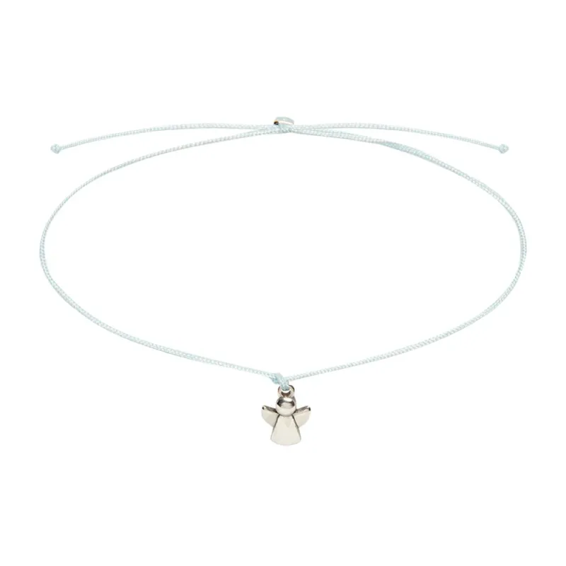 Ein blauer Armband mit einem Schutzengel-Anhänger