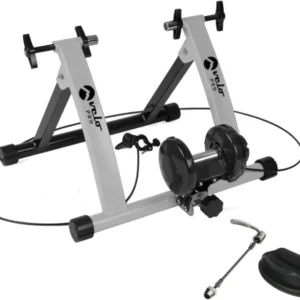Magnetischer Rollentrainer Velo Pro in Silber mit stabilen schwarzen Standfüßen, inklusive Trainingsmatte und Zubehör für sicheres Radfahren drinnen