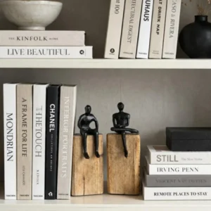 Sitzende Figur auf Holzblock - MIX