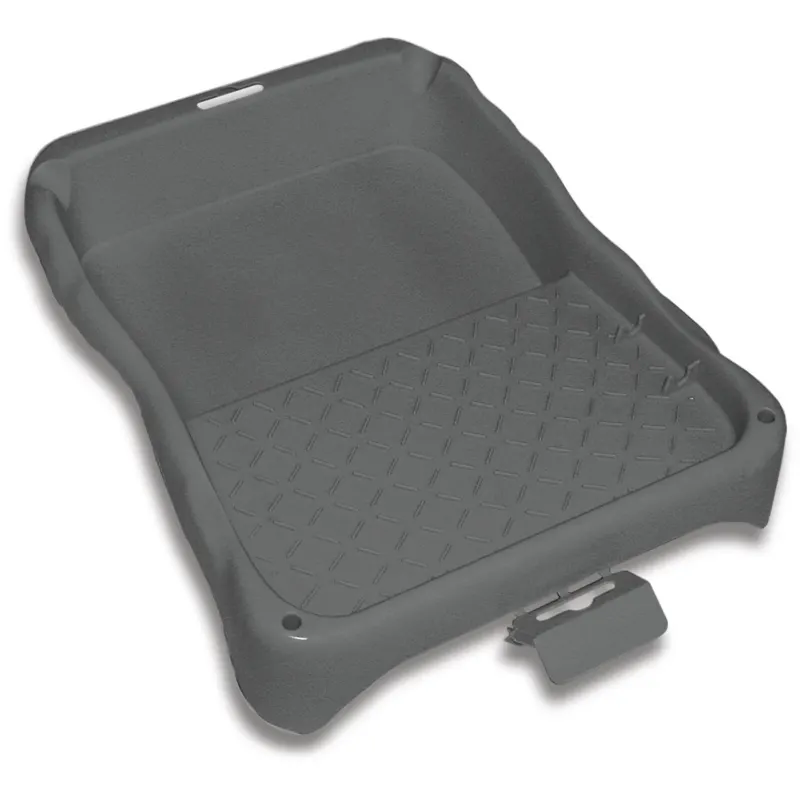 Die Nölle Profi Brush Farbwanne 27 x 36 cm aus Regranulat von Nölle Profi Brush Bürsten- & Pinseltechnik e.K. ist robust, schwarz, mit strukturiertem Rautenmuster und kleinem rechteckigen Verschluss am vorderen Rand - ideal für Malerarbeiten.