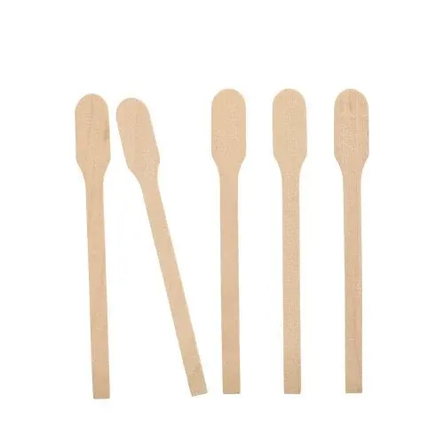 Fünf PAPSTAR Rührstäbchen Holz "pure", 13 cm, umweltfreundlich und stabil, sind nebeneinander aufrecht vor weißem Hintergrund angeordnet. Die Stäbchen zeigen abgerundete Enden und flache Kanten.