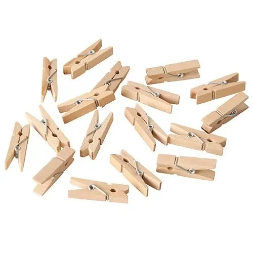 Eine Packung mit 100 PAPSTAR Mini-Klammern aus Holz (3,5 cm), ideal für Bastelprojekte, von PAPSTAR GmbH, ist auf weißem Hintergrund verstreut.