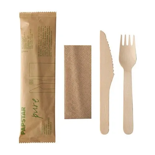Das PAPSTAR Besteckset Holz "pure" der PAPSTAR GmbH enthält Messer, Gabel und Serviette aus Holz in einem Papierbeutel - ideal für nachhaltige Veranstaltungen.