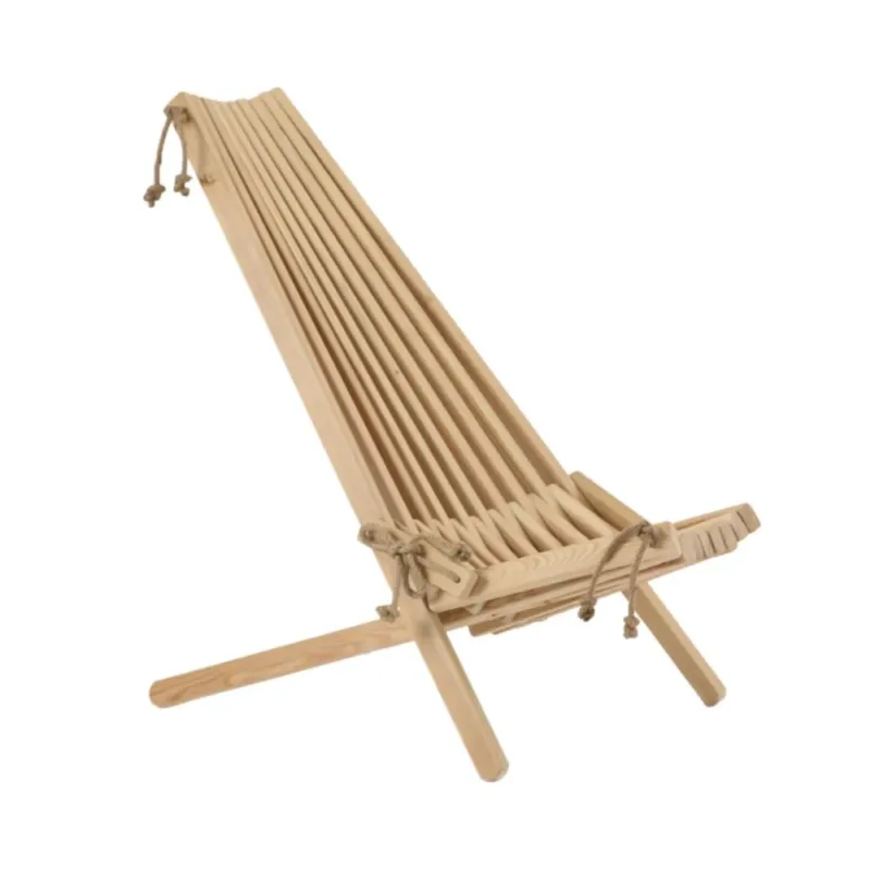 Ein Holzsessel in Braun mit Seilzug von Ecoform
