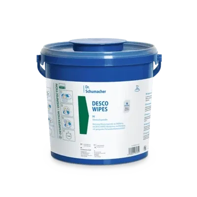 Ein blauer 3 l Vliestuchspender aus Kunststoff der Dr. Schumacher GmbH mit Deckel und Griffen, beschriftet mit "DESCO WIPES". Auf dem Etikett befinden sich hygienische Reinigungshinweise, Icons und Angaben zum Produkt Desinfektionstuch.