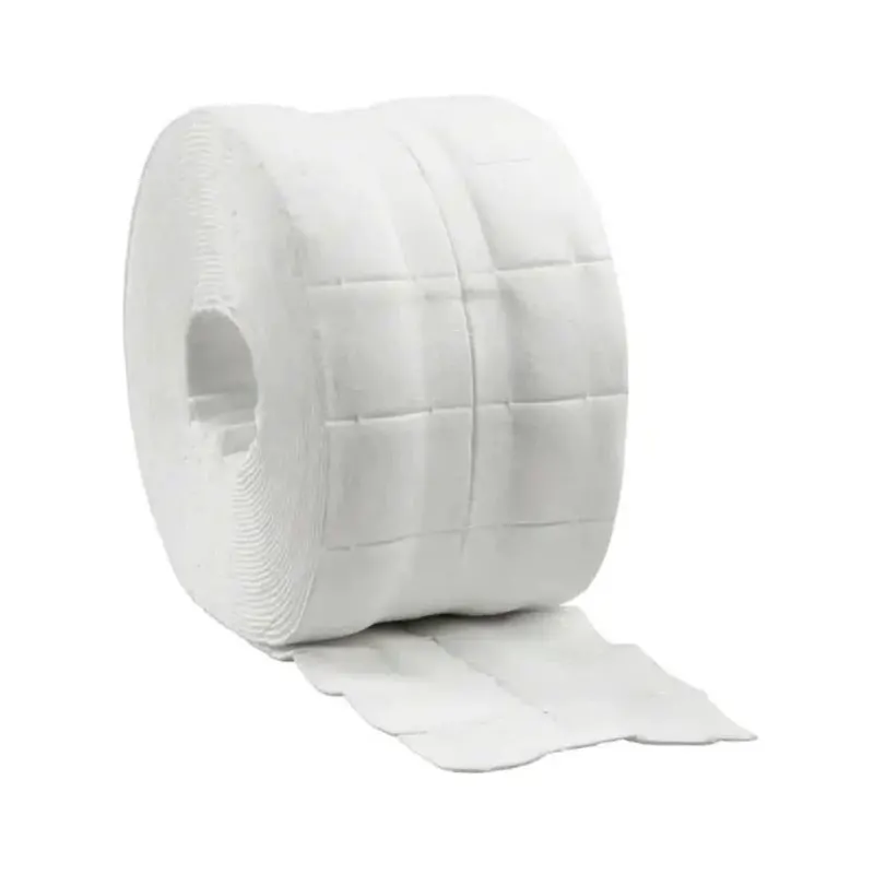 Eine große Rolle weißes Toilettenpapier mit gesteppter Textur, teilweise ausgerollt und vor einem weißen Hintergrund präsentiert, erinnert an die saugfähigen B. Braun Askina® Brauncel® Zellstofftupfer, die zur sanften Hautreinigung verwendet werden.