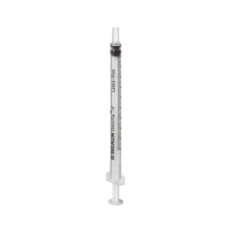 Eine einzelne, transparente B. Braun Omnifix®-F Feindosierungsspritze mit schwarzem Gummistopfen und Messmarkierungen an der Seite. Der Spritzenzylinder aus Polypropylen steht aufrecht vor einem weißen Hintergrund.
