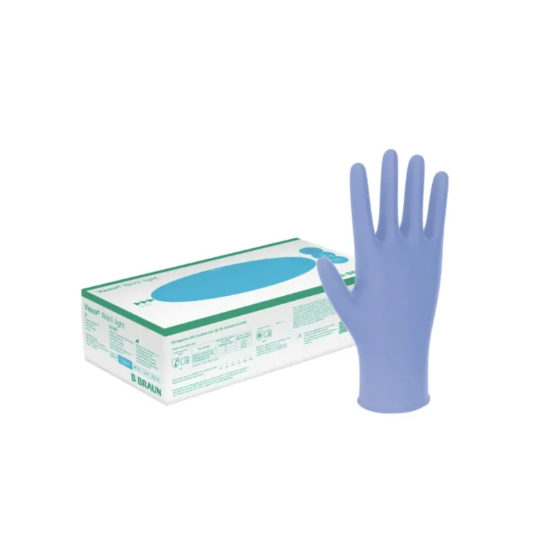 Ein blauer Einweghandschuh steht aufrecht neben einer Schachtel B. Braun Vasco® Nitril light Untersuchungshandschuhe von B. Braun Deutschland GmbH & Co. KG, auf der Produktdetails wie Handschuhgröße und Markeninformationen deutlich zu sehen sind. Diese latexfreien medizinischen Handschuhe sorgen für Komfort und Sicherheit für jeden Anwender und sind in Packungen zu 100/90 Stück erhältlich.