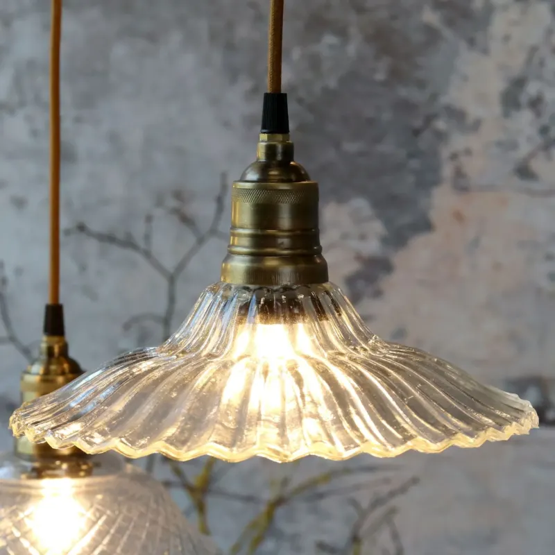 Glaslampe mit Messingaufsatz - Chic Antique