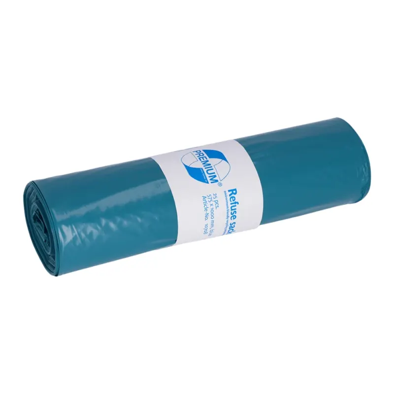 Vor einem schlichten weißen Hintergrund ruht eine Rolle blauer DEISS Premium Müllsäcke aus LDPE der EMIL DEISS KG (GmbH + Co.), mit einem weißen Etikett, das das Logo zeigt und die erstklassige Produktqualität hervorhebt.