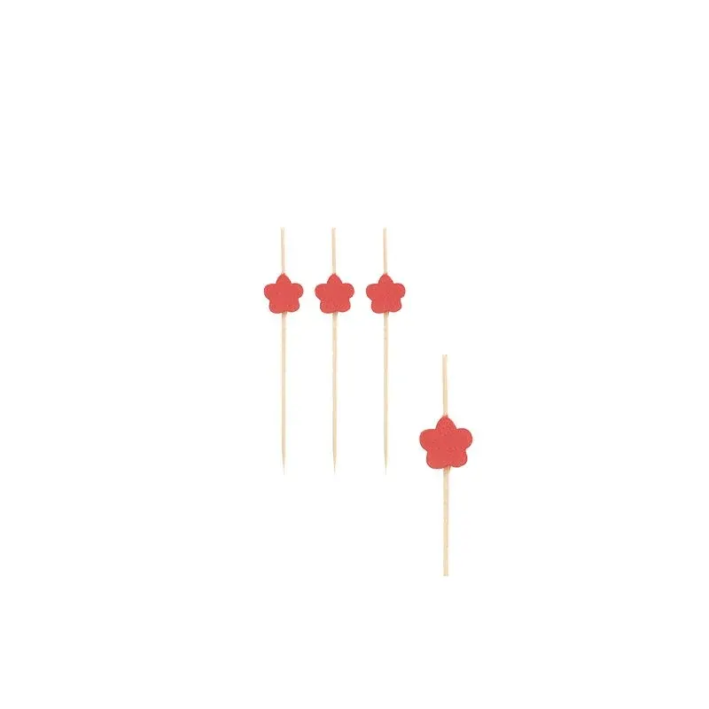 Vier umweltfreundliche Bambusspieße mit roter Blumendekoration sind gleichmäßig auf weißem Hintergrund angeordnet und eignen sich ideal als Fingerfood-Picker der PAPSTAR GmbH für Ihre nächste Party.