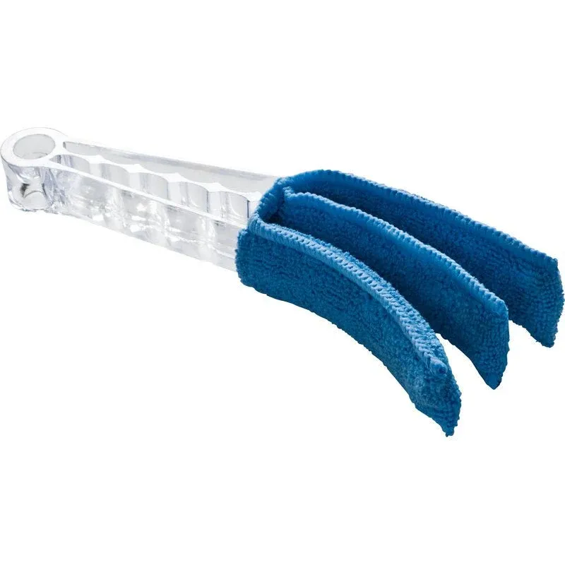 Der JALOUSIENREINIGER, MICROFASER GRIFF GABELFORM (235x40x93mm) von Haug Bürsten KG ist mit einem Mikrofasergriff und drei blauen Zinken ausgestattet und eignet sich somit ideal zur Reinigung von Jalousien oder Lüftungsöffnungen.