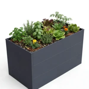 Metallverkleidung für Garten in Anthrazit mit integrierter Pflanzwanne mit Kräutern, Salat und Zierpflanzen auf weißem Hintergrund.