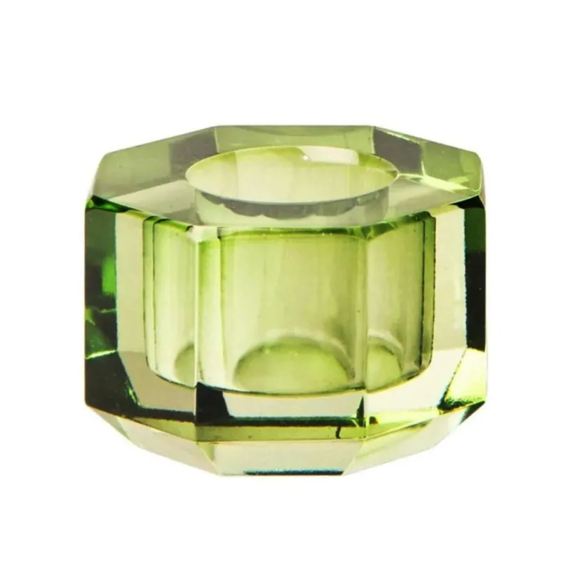 Ein Kerzenhalter in Olive Kristall-Optik, bestehend aus mehreren geometrischen Flächen. Der Kerzenhalter hat eine moderne, facettierte Optik, die das Licht reflektiert.