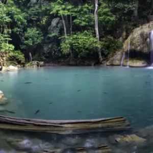 Küchenrückwand-Erawan-Wasserfall im tropischen Dschungel Surrou
