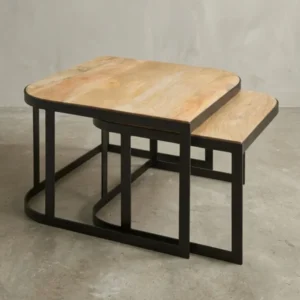 Freigestellter Satztisch im Industrie-Design, Frontansicht des 2er Sets mit Tischplatten aus hellem Mangoholz und stabilem, schwarzem Metallgestell._#sku_BARWL6.340#