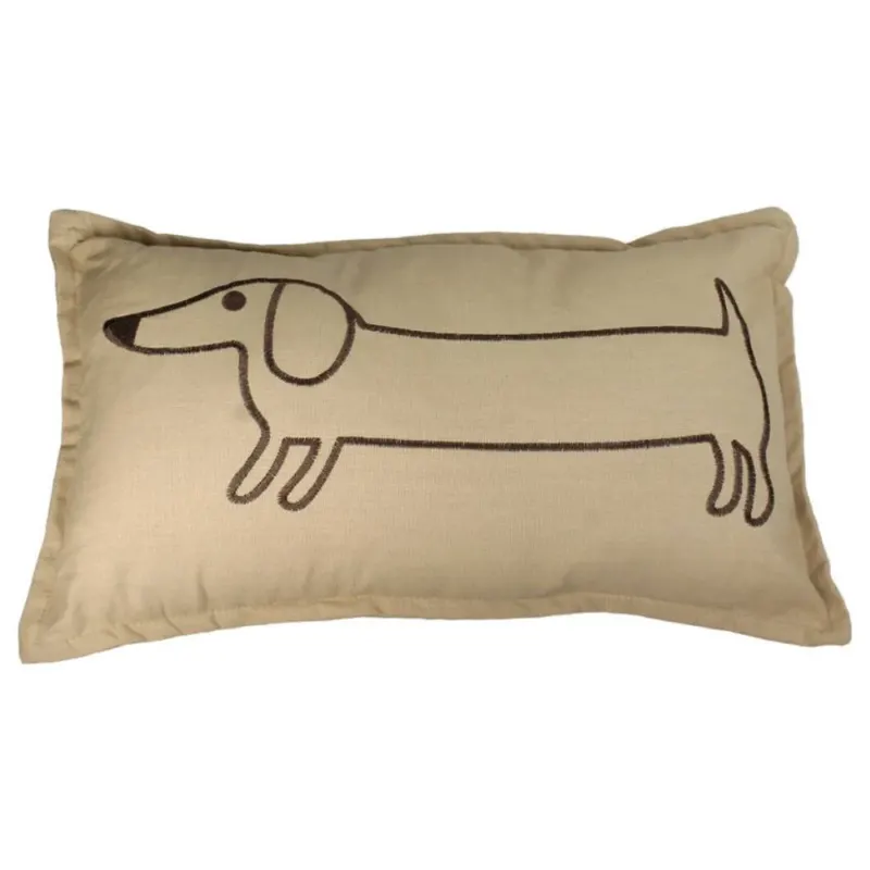 Rechteckiges Sofakissen aus Baumwolle mit aufgesticktem Dackel Motiv, Kissen in hellem Beige ton, aufgestickter Dackel in Braun, sauber genähter Saum, die Maße des Sofakissen sind 30 x 50 cm