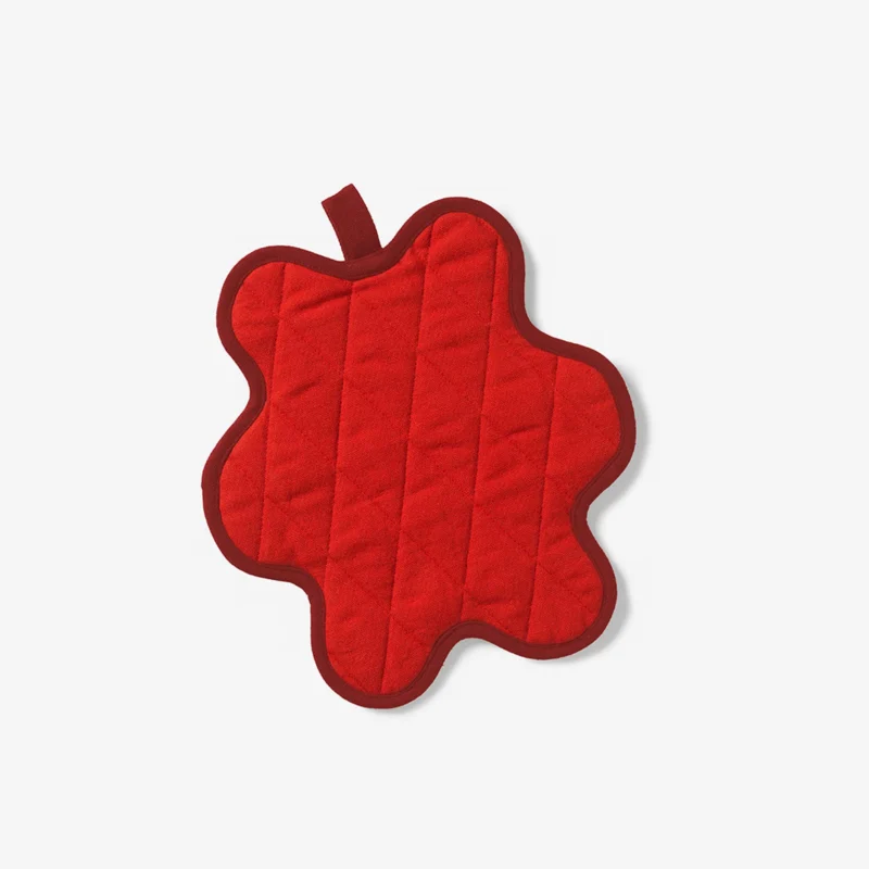 SERVING FRIENDS POT HOLDER - roter Topflappen 25x25 cm - Selena Liu | Areaware