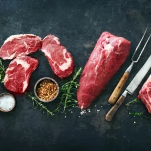 Spritzschutz-Steakvariationen auf Schieferplatte