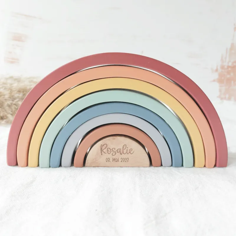 Geschenk zur Geburt: Holz-Regenbogen (personalisiert)
