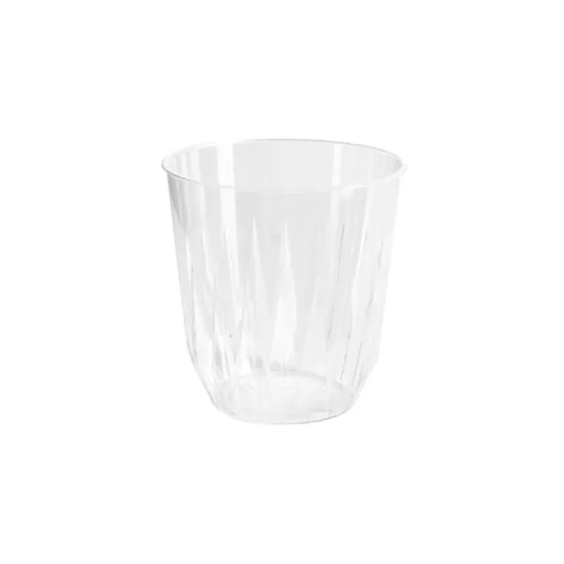 Ein transparentes Trinkglas Diamond 250 ml von Duni GmbH mit facettiertem Design und glattem Rand steht leer vor einem schlichten weißen Hintergrund und ist bereit für Ihr Lieblings-Kaltgetränk. Packung (30 Stück).