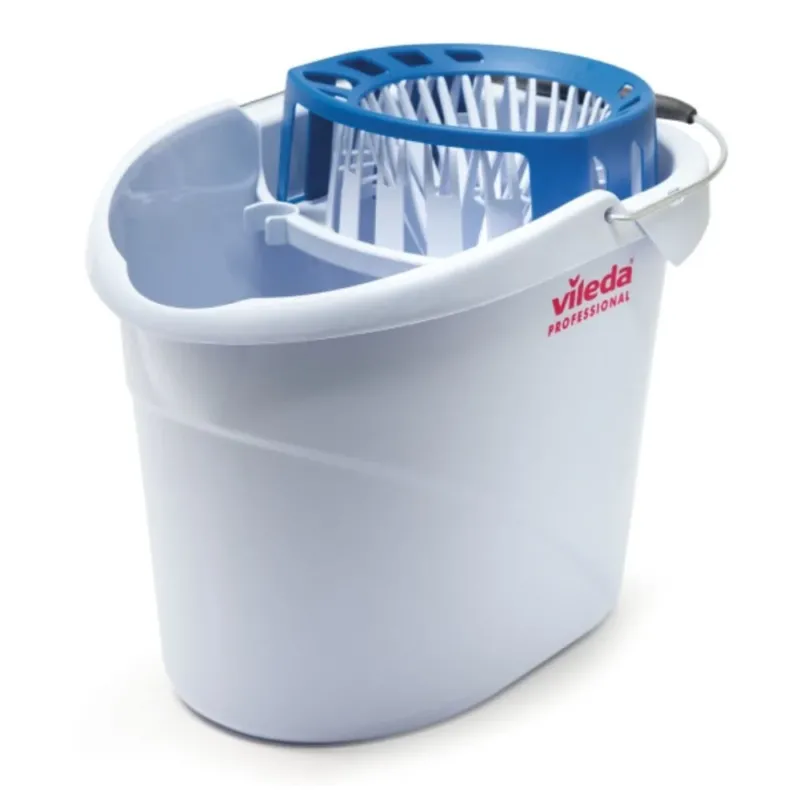 Wir präsentieren den Vileda Professional Supermop Eimer 10 l mit Wringer, einen weißen Kunststoffeimer mit dem Schriftzug „Vileda GmbH“ an der Seite. Er eignet sich perfekt zum hygienischen Wischen und Reinigen kleiner Flächen. Dieser Eimer verfügt über einen blauen Wringer an der Oberseite und einen Metallgriff für bequemen Transport, wodurch er vollständig mit dem Vileda Professional Supermop kompatibel ist.