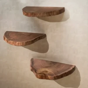 Schrägansicht des dreiteiligen Schweberegal-Sets aus Baumscheiben, das die Tiefe und die massive 4,5 cm starke Holzplatte hervorhebt._#sku_SAFWL6.776#