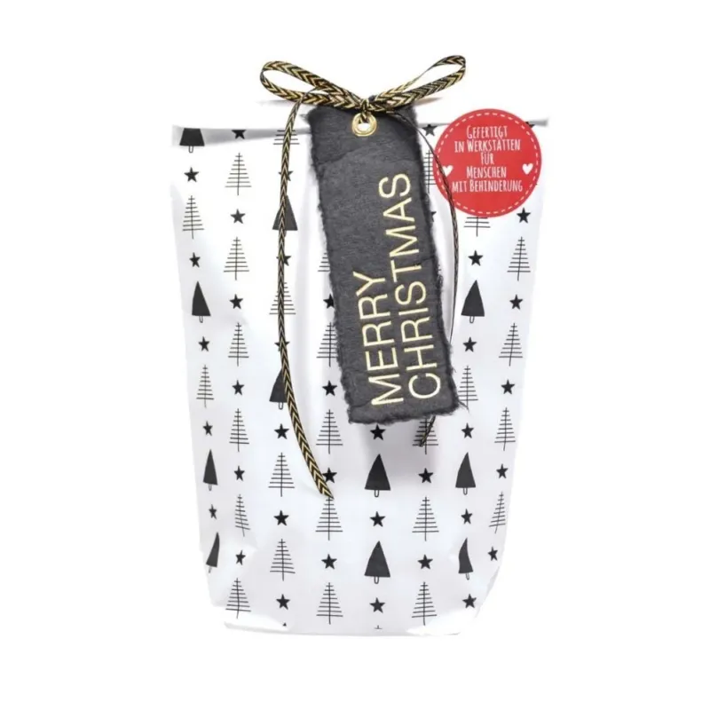 Schwarz/ Weiße Wundertüte mit einem Anhänger auf dem steht "Merry Christmas" und vielen kleinen Tannenbaum Musterungen