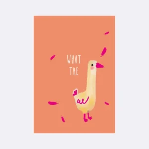Postkarte mit orangefarbenem Hintergrund und Ente, rosa Federn und Schriftzug "WHAT THE"