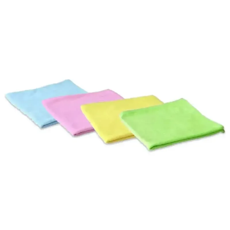Set aus vier weichen mikrofasertüchern in pastellblau, rosa, gelb und limettengrün für vielseitige reinigung