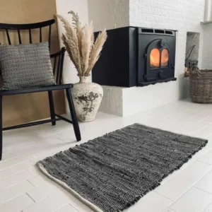 Gulvtæppe i sort skind med hvid tråd - 60x90cm - VIAMAJA.DK