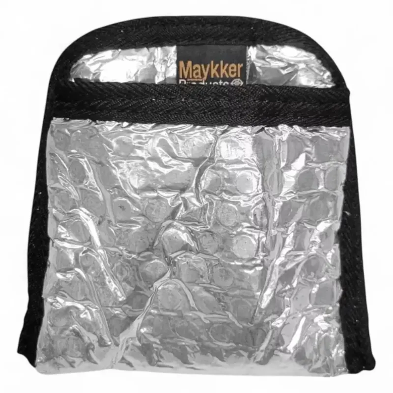 Silberfolie isolierte maykker smart bag tannerpouch small mit schwarzem stoffbesatz und markenlabel