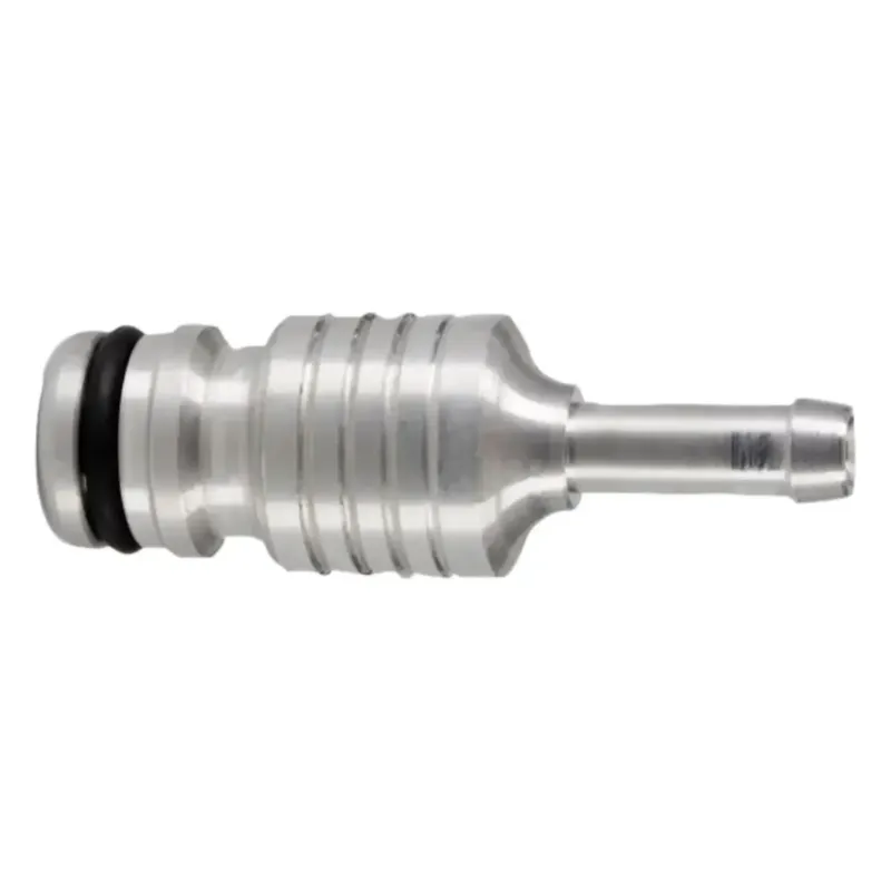 Silberner metallischer alu-gartenschlauchanschluss unger nlite mit schwarzer gummidichtung und geriffelter oberfläche